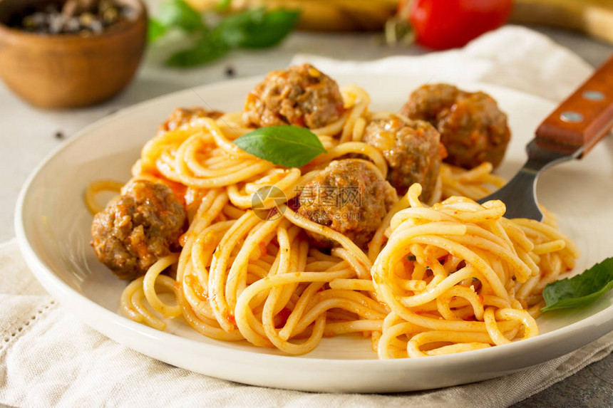 意大利风格的意大利面条晚饭特制肉丸和番茄酱在石块图片