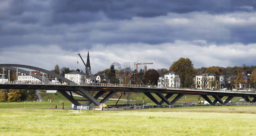 德累斯顿州埃尔贝河对面的瓦尔德什亨大桥在戏剧天图片