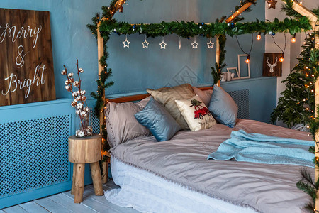 房间为圣诞节装饰床礼物图片
