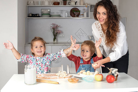 幼儿和母亲在家里厨房做蛋糕在家图片
