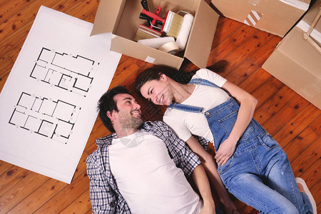 夫妻情侣相爱躺在木地板上有房间计划图片