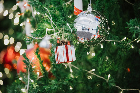 新年快乐圣诞树上有装饰品礼物图片