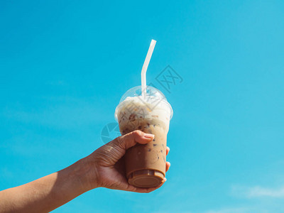 手握着一杯咖啡冰咖啡图片