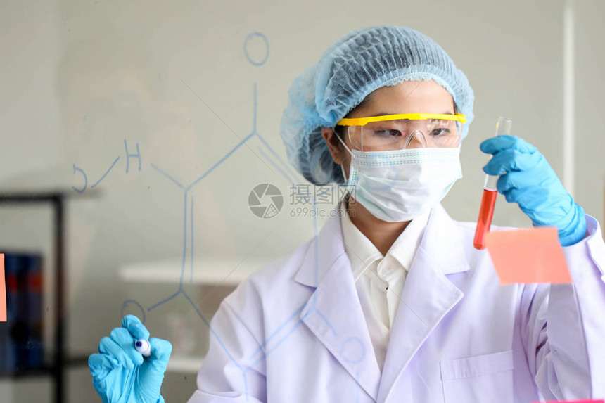 实验室生物化学和研究技术概念中的化学管图片