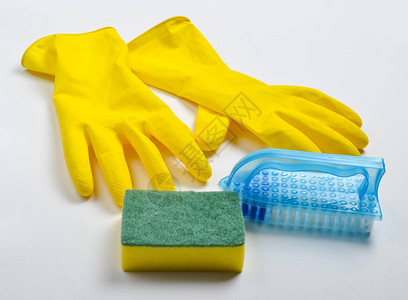 白色背景的清洁设备黄色乳胶手套图片