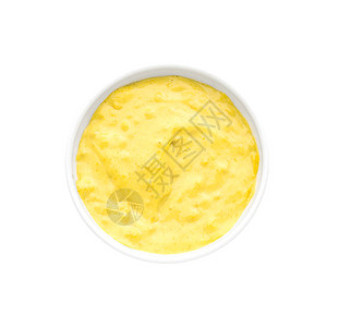 白色背景中碗美味的黄酱图片