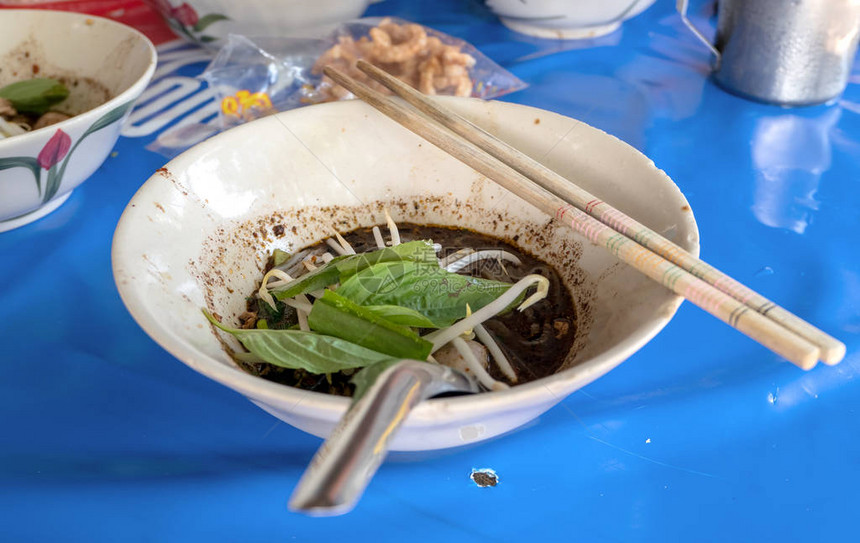 传统泰国食物面条红烧牛肉面在泰国味道鲜美泰国人称船面关闭图像图片