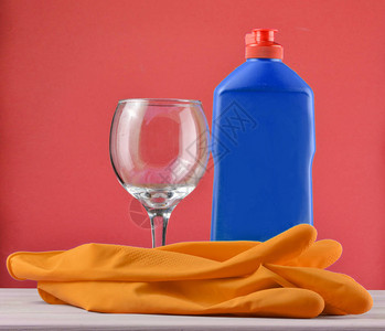 洗碗和打扫房屋的食堂洗饭瓶装粉红底色清洁剂玻璃和图片