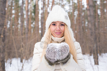 圣诞节假期和季节概念年轻快乐的金发女人在冬天的图片
