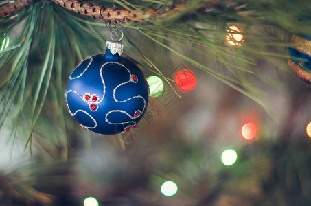 圣诞舞会在一个圣诞树枝上闪发光的背景上图片