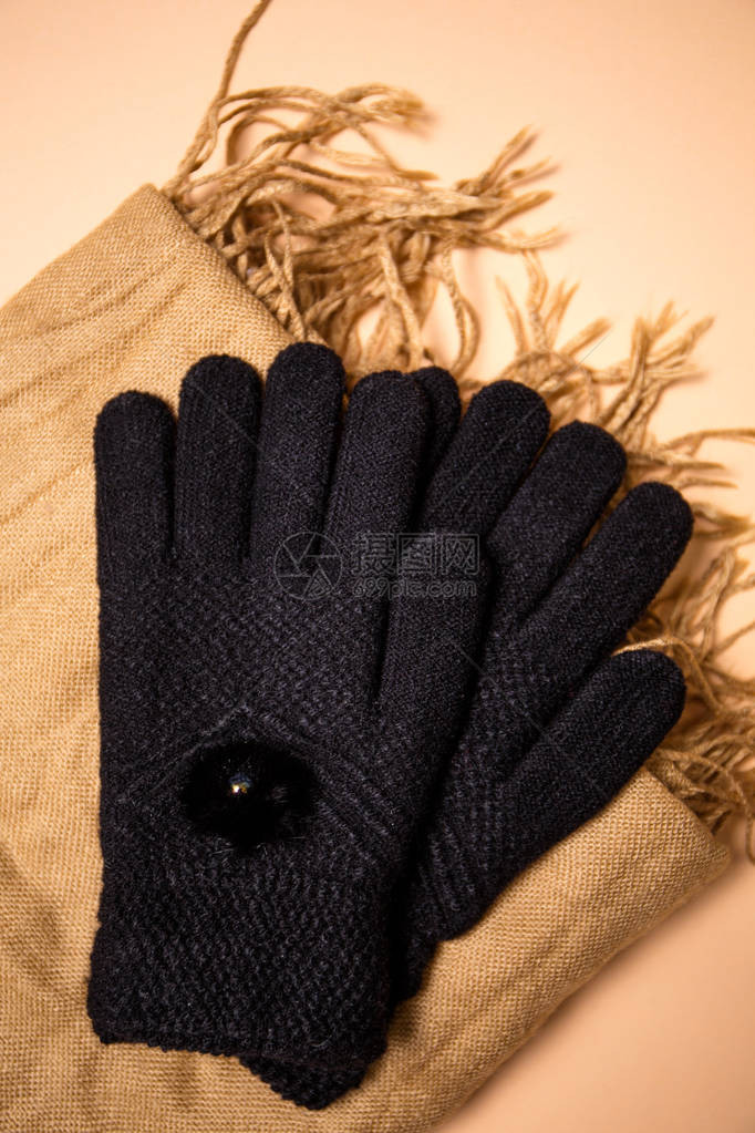 手工制作的黑色羊毛针织手套顶视图图片
