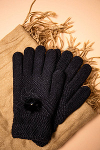 手工制作的黑色羊毛针织手套顶视图图片