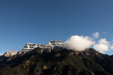 山和蓝天的风景图片