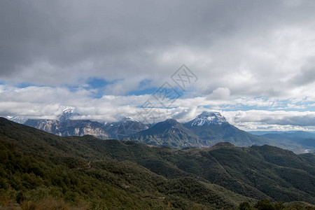 山和蓝天的风景图片