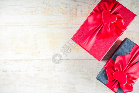 情人节礼物盒带有心形丝带白色木制图片
