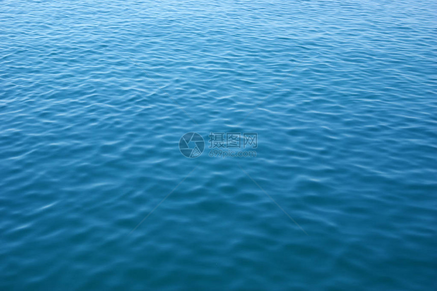 与波浪的蓝色海面水背景图片
