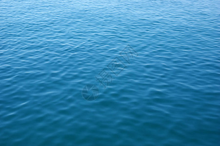 与波浪的蓝色海面水背景图片