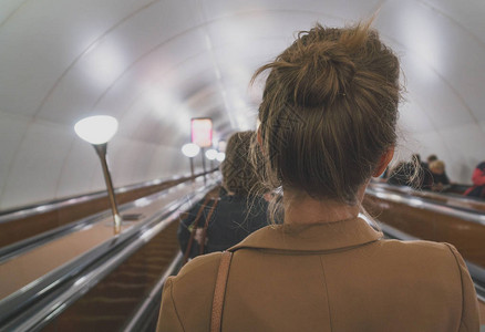 在地铁里使用自动扶梯的女人图片