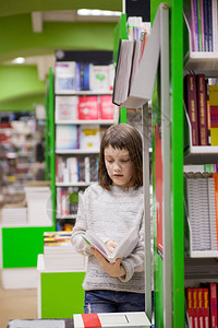 一年级生在书店中选择书背景图片