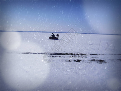 骑雪地摩托乌克兰的冬天图片