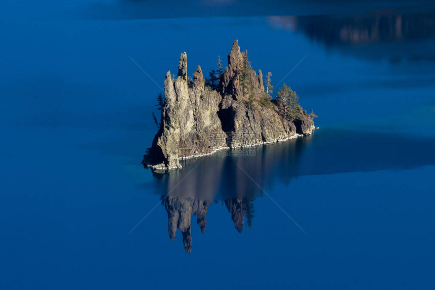 Crater湖公园的幻影船特色图片