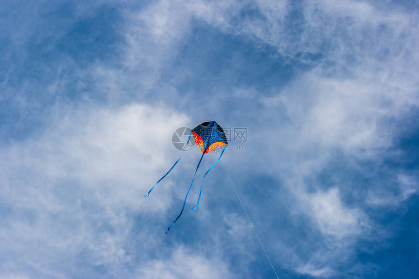 风筝在明亮的蓝云中飞翔自由飞行图片