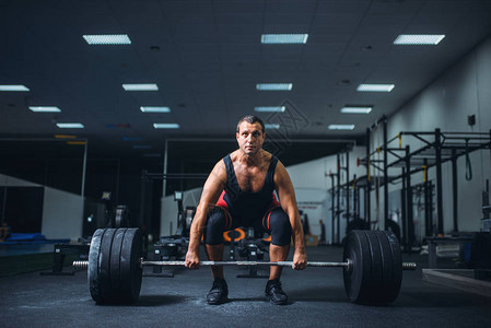 男子在举重锻炼举重训练举重运动员在体图片