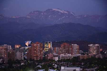 日落云彩和都市风景背景图片