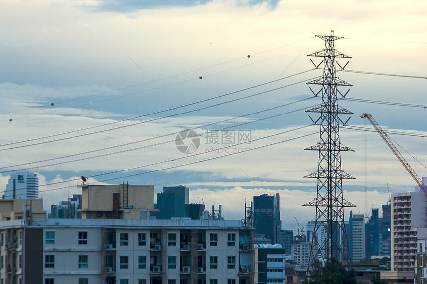 城市中的高压电线杆图片