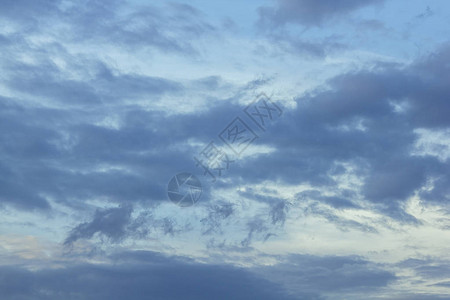 傍晚天空中的云彩图片