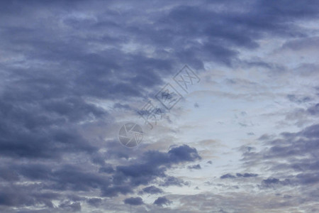 傍晚天空中的云彩图片