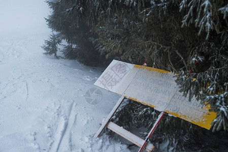 在滑雪场的危险区域签字图片