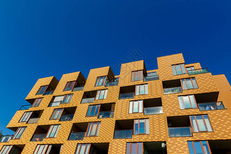 新的公寓楼在蓝色的天空背景没有人房地产商业概念图片