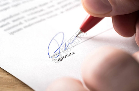 契据签订合同租赁或结算收购公寓租赁保险银行贷款抵押或商业收购男人用钢笔写名字和签名签名背景