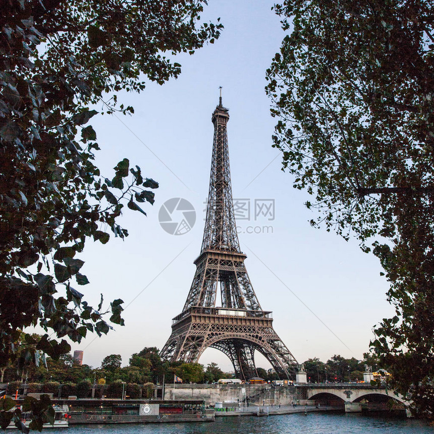 巴黎塞纳河上的埃菲尔铁塔图片