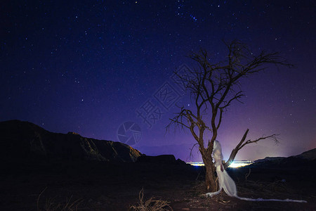 星夜中的年轻美女宇宙主题托玛公园以色列背景图片
