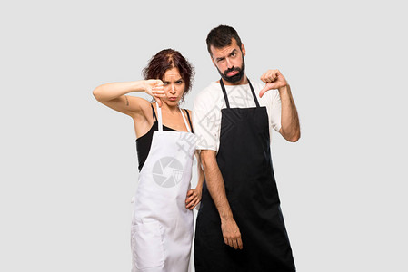 几个厨师在灰色背景上显示缩拇指下方符图片