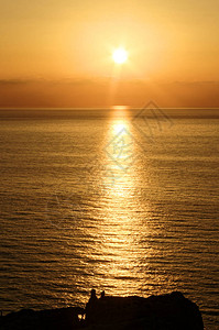 第勒尼安海上美丽的日落图片