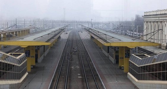 两座平台在雾中铁路图片