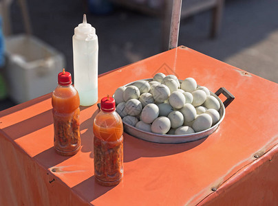 菲律宾街头小贩的柜台上有很多煮鸡蛋和辣椒醋装在碗里的瓶子里亚洲图片