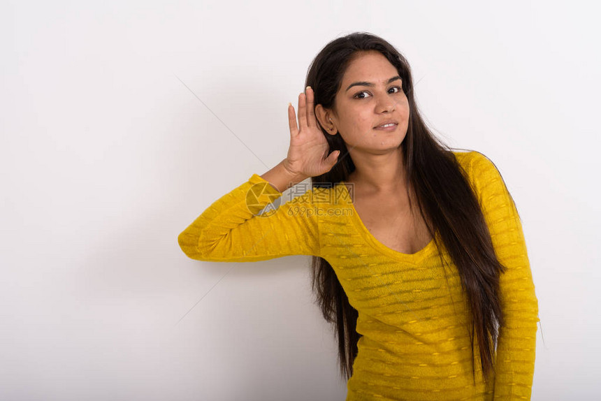 电影演播室拍摄年轻快乐的印度女在白人背景图片