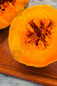 部分切割成熟的南瓜橙色纸浆图片