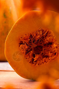 完全切掉一半成熟的南瓜含橙黄纸浆照片穿透南瓜洞口图片