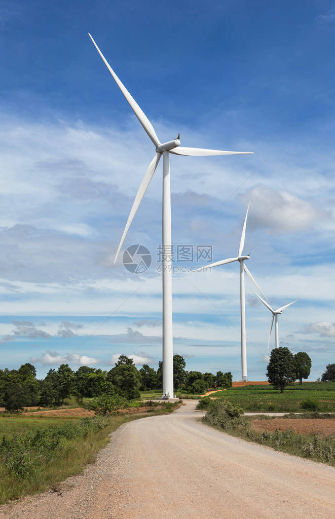 在风力发电站发电的白色风力涡轮机在蓝天下从自然中替图片