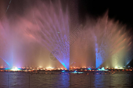 彩色水人工夜间照明喷泉图片