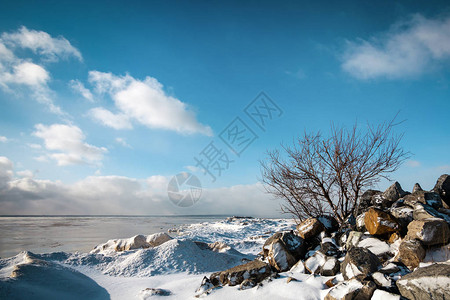 美丽的冬季景观与海景冬季海滩上的石头图片