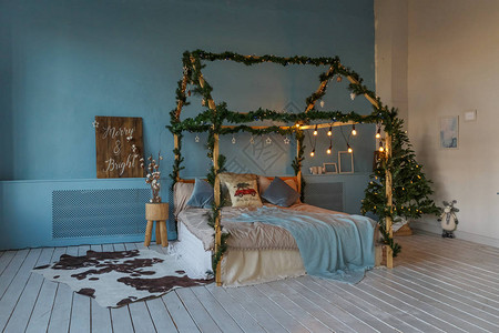 房间为圣诞节装饰床树礼物图片