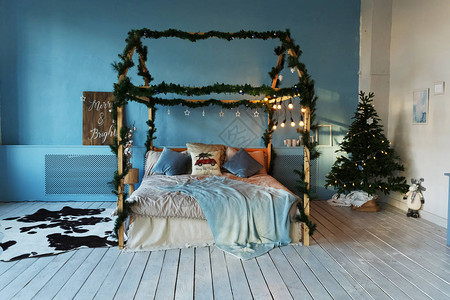 蓝色房间有装饰圣诞的床图片