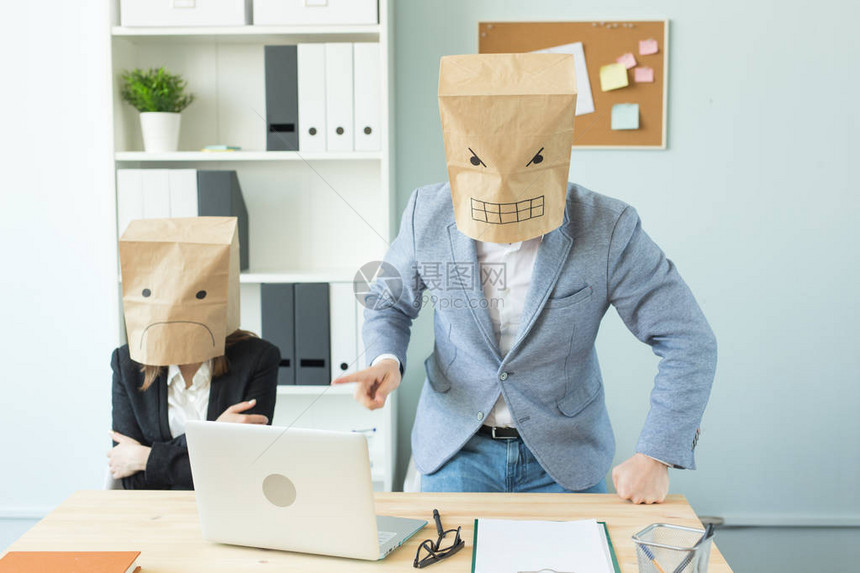商业情感和人的概念两个愤怒和疲惫的工人在工作场所人们将包裹戴在头图片