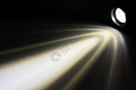 夜间带光束的LED手电筒图片